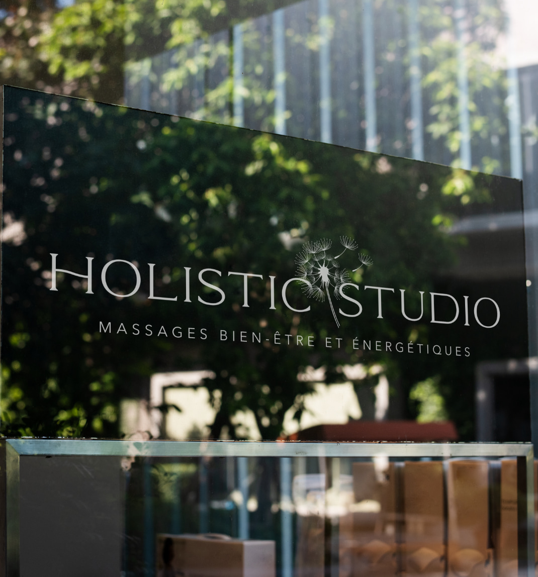 création d 'un logo pour holictic studio, massages energetiques